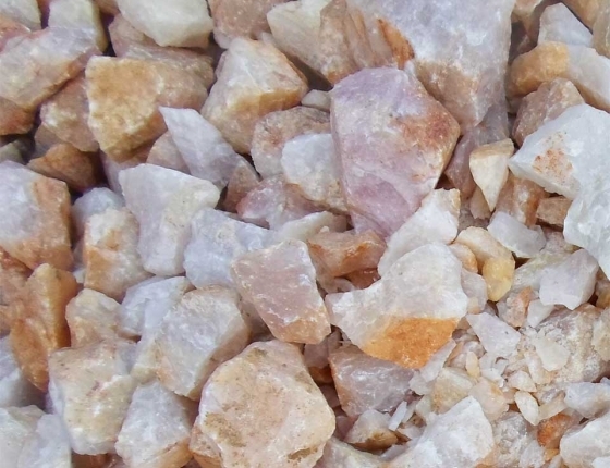 Vì sao phải dải đá thạch anh xuống nền nhà