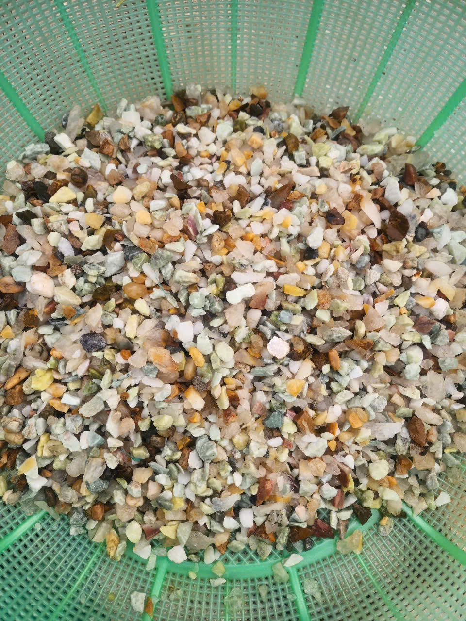 Đá thạch anh ngũ sắc vụn phong thủy
